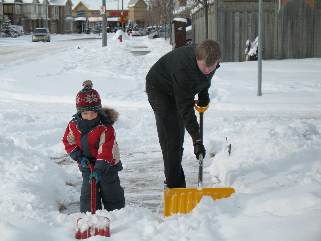 Очистка участка от снега. Уборка снега в детском саду. Уборка зимой с детьми и родителями. Расчистка снега на участке в детском саду. Уборка снега дети.